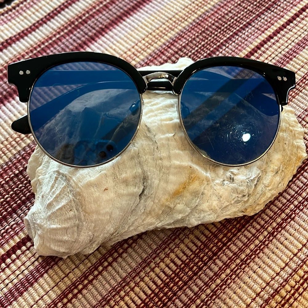 Fashion sunglasses mirrored & tinted unisex black frame